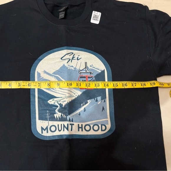 🏔️ **Mount Hood Gildan Sweatshirt - Black - Size Small (New with Tags)** 🏔️ - Picture 3 of 4